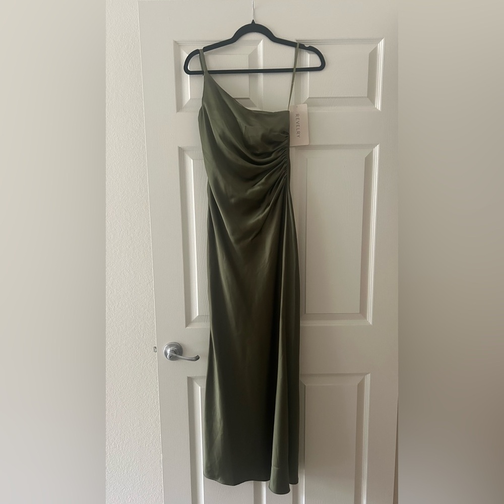 Selling bridesmaid dress (CONDITION: NEW)